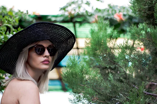 Модный Портрет Стильной Улыбающейся Смеющейся Молодой Женщины Шляпе Солнцезащитных Очках — стоковое фото