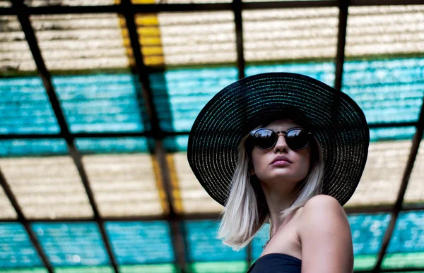Модный Портрет Стильной Улыбающейся Смеющейся Молодой Женщины Шляпе Солнцезащитных Очках — стоковое фото