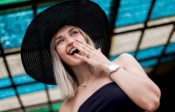 Retrato Moda Elegancia Elegante Sonriendo Riendo Joven Mujer Sombrero Gafas —  Fotos de Stock