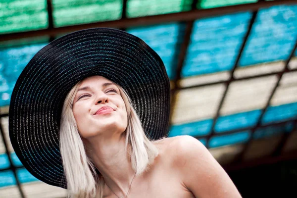 Ritratto Moda Eleganza Elegante Sorridente Ridente Giovane Donna Cappello Occhiali — Foto Stock