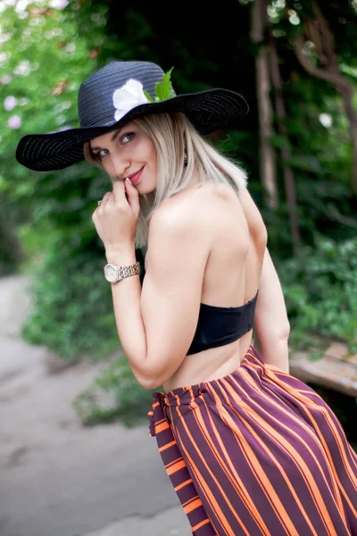 Elegance şık gülümseyen ve şapka ve güneş gözlüğü yürüyüş sokak ve kamera, duygular poz gülen genç kadın moda portre