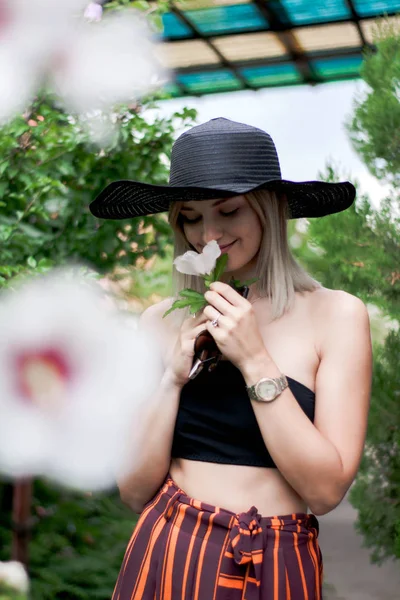 Retrato Moda Elegância Elegante Sorrindo Rindo Jovem Mulher Chapéu Óculos — Fotografia de Stock