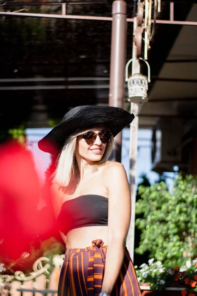 Retrato Moda Elegância Elegante Sorrindo Rindo Jovem Mulher Chapéu Óculos — Fotografia de Stock