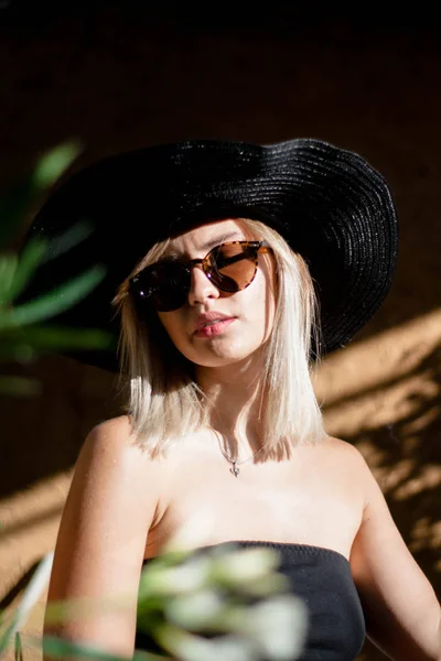 Retrato Moda Elegância Elegante Sorrindo Rindo Jovem Mulher Chapéu Óculos — Fotografia de Stock