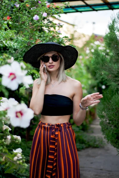 Молодая Стильная Красивая Женщина Шляпе Очках Помощью Смартфона Делая Селфи — стоковое фото
