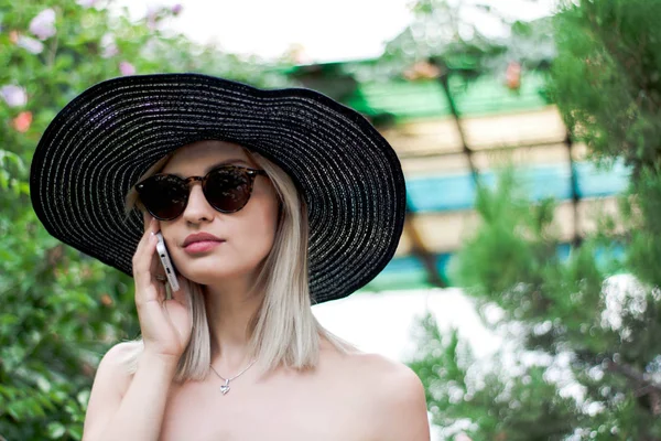 Joven Mujer Hermosa Con Estilo Sombrero Gafas Usando Teléfono Inteligente —  Fotos de Stock