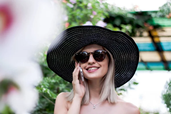 Giovane Bella Donna Elegante Cappello Occhiali Utilizzando Uno Smartphone Facendo — Foto Stock