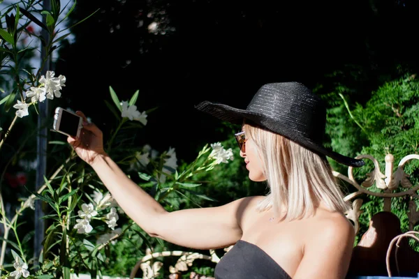 Joven Mujer Hermosa Con Estilo Sombrero Gafas Usando Teléfono Inteligente —  Fotos de Stock