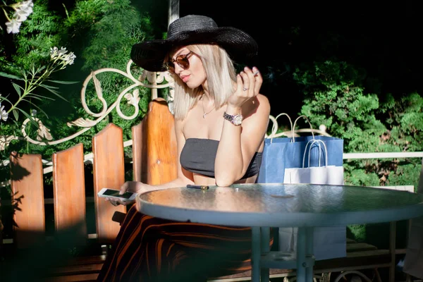 Giovane Bella Donna Elegante Cappello Occhiali Utilizzando Uno Smartphone Facendo — Foto Stock