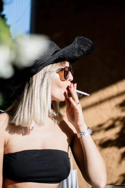 Beautyful Elegante Jovem Loira Mulher Fumar Cigarros Livre Han Óculos — Fotografia de Stock