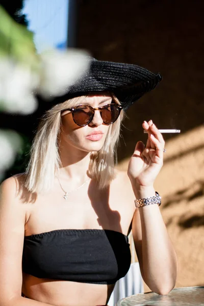 Beautyful Snygg Ung Blond Kvinna Röka Cigaretter Utomhus Han Och — Stockfoto