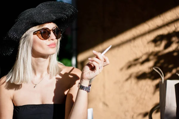 Krásná Elegantní Mladá Blondýnka Kouření Cigaret Venku Han Sluneční Brýle — Stock fotografie