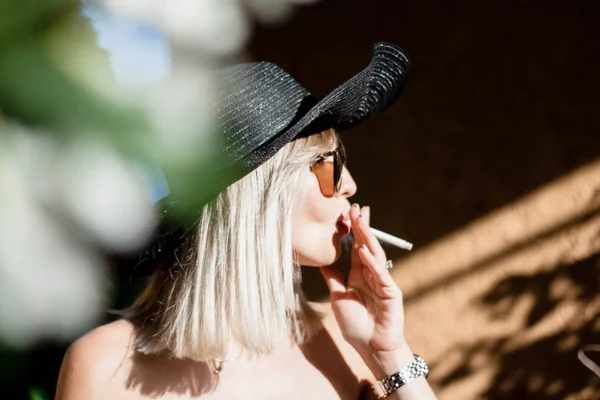 Hermosa Mujer Rubia Joven Con Estilo Fumar Cigarrillos Aire Libre —  Fotos de Stock