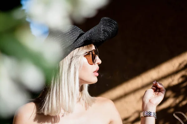 Hermosa Mujer Rubia Joven Con Estilo Fumar Cigarrillos Aire Libre —  Fotos de Stock