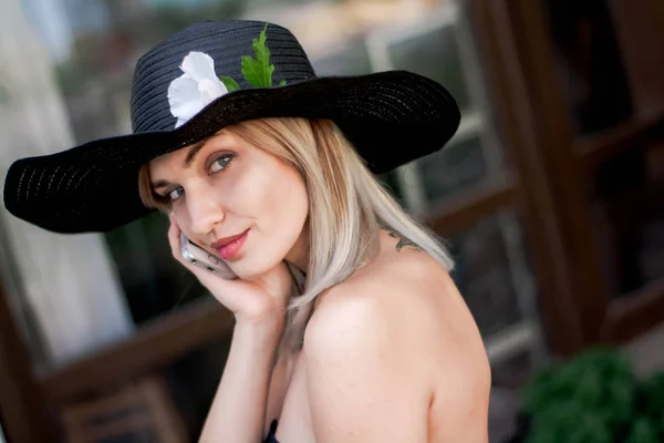 Joven Mujer Hermosa Con Estilo Sombrero Usando Teléfono Inteligente Haciendo — Foto de Stock