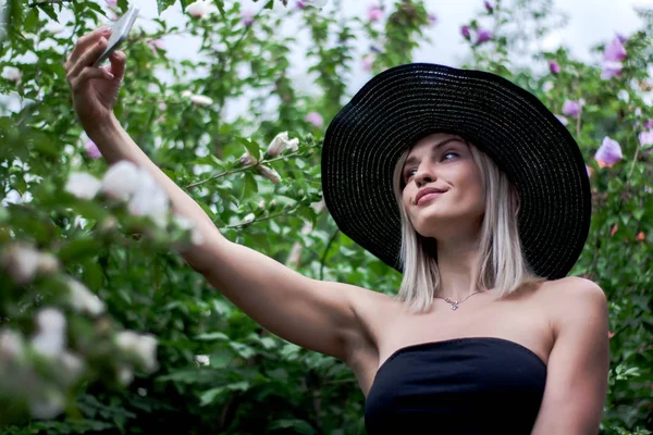 Mulher Bonita Elegante Nova Chapéu Usando Telefone Inteligente Fazendo Selfie — Fotografia de Stock