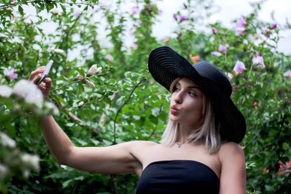 Mulher Bonita Elegante Nova Chapéu Usando Telefone Inteligente Fazendo Selfie — Fotografia de Stock