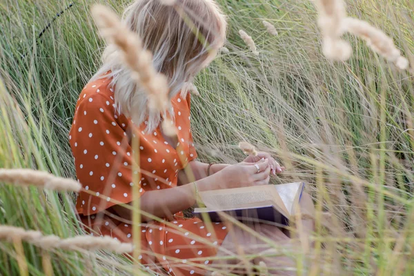Счастливая Блондинка Поле Шпилек Пшеницы Книгой Закате Траве — стоковое фото