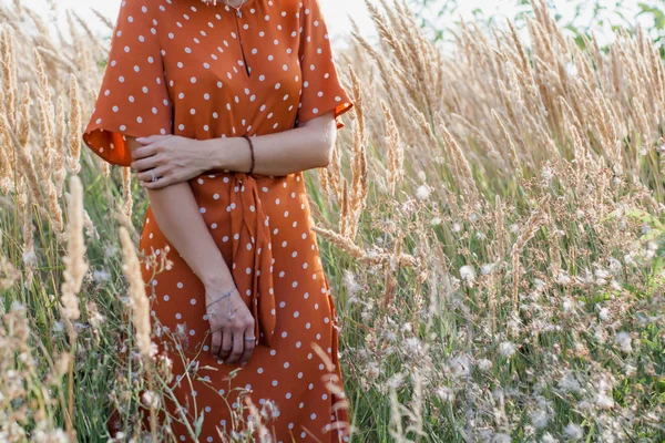 Glada Vacker Ung Kvinna Att Kul Och Poserar Fältet Vid — Stockfoto