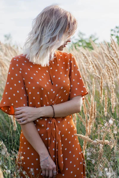 Alegre Bela Jovem Mulher Divertindo Posando Campo Pôr Sol — Fotografia de Stock