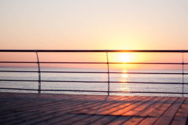 Denizde gün doğumu