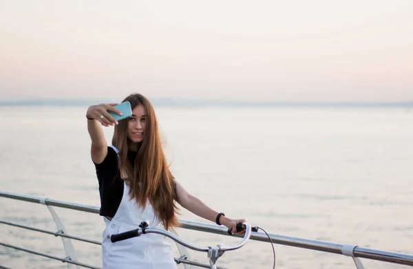 Bella Giovane Donna Con Una Bicicletta Diverte Utilizza Uno Smartphone — Foto Stock