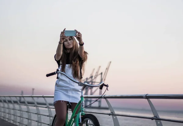 Hermosa Joven Con Una Bicicleta Divierte Utiliza Teléfono Inteligente Llamadas — Foto de Stock