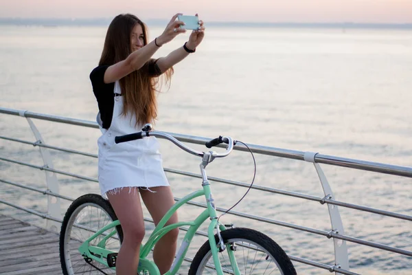 Hermosa Joven Con Una Bicicleta Divierte Utiliza Teléfono Inteligente Llamadas —  Fotos de Stock