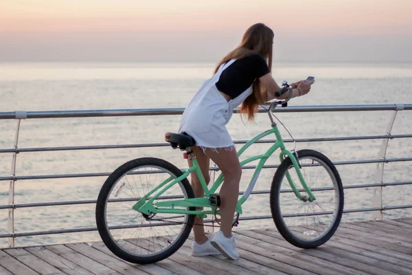 Красивая Молодая Женщина Велосипедом Весело Использует Смартфон Звонки Пишет Смс — стоковое фото