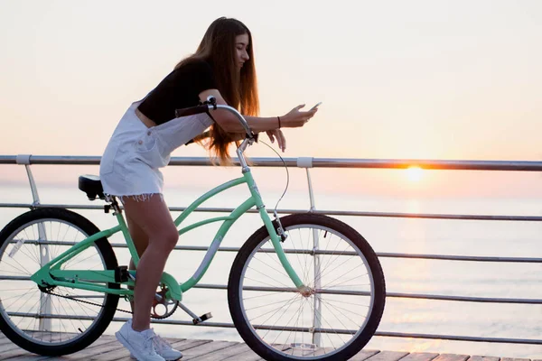 Belle Jeune Femme Avec Vélo Amuse Utilise Smartphone Appelle Écrit — Photo