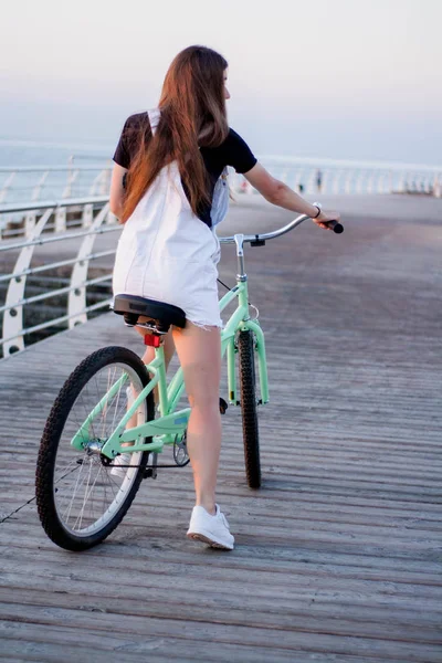 Belle Jeune Femme Aux Cheveux Longs Avec Vélo Amusant Faisant — Photo