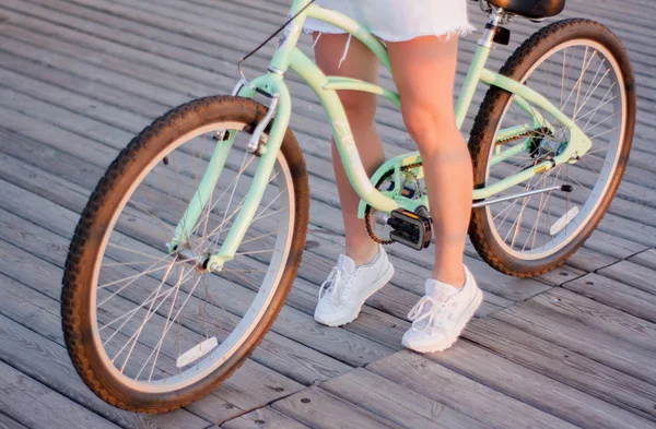 Nahaufnahme Schöne Junge Frau Mit Fahrrad Lenker Rädern Körperteil Hände — Stockfoto