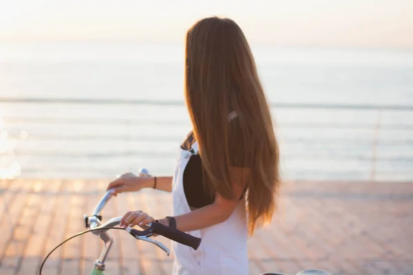 Schöne Langhaarige Junge Frau Mit Einem Fahrrad Spaß Haben Radfahren — Stockfoto