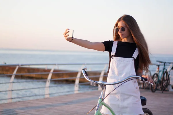 Hermosa Joven Con Una Bicicleta Divierte Utiliza Teléfono Inteligente Llamadas —  Fotos de Stock