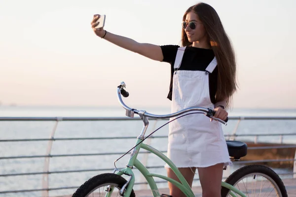 Hermosa Joven Con Una Bicicleta Divierte Utiliza Teléfono Inteligente Llamadas —  Fotos de Stock