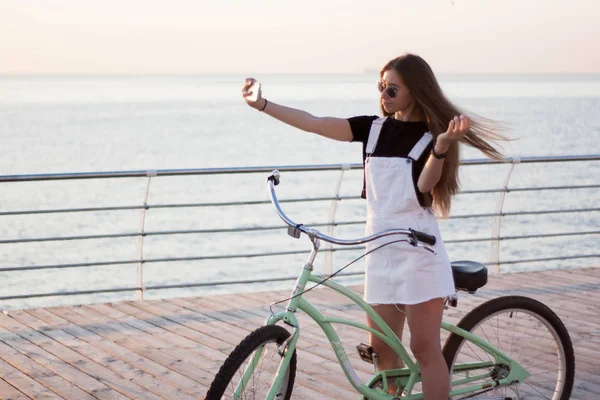 Schöne Junge Frau Mit Fahrrad Hat Spaß Benutzt Smartphone Telefoniert — Stockfoto