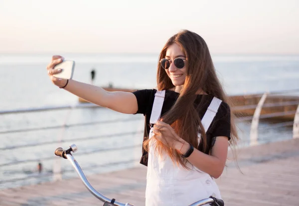Hermosa Joven Con Una Bicicleta Divierte Utiliza Teléfono Inteligente Llamadas —  Fotos de Stock