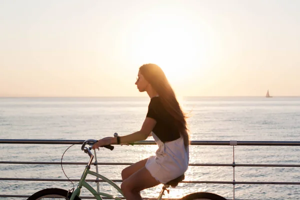 Belle Jeune Femme Aux Cheveux Longs Avec Vélo Amusant Faisant — Photo