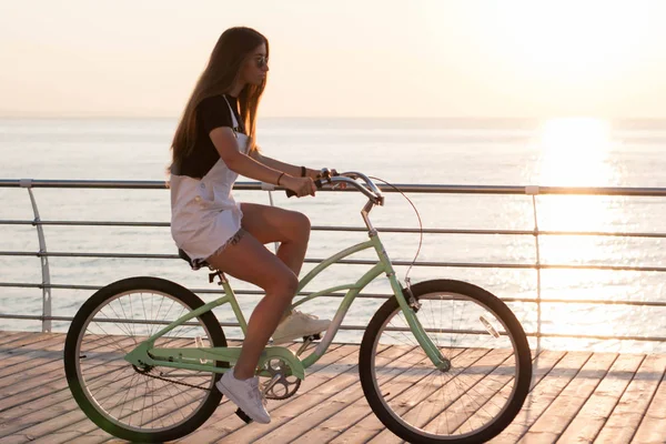 Belle Jeune Femme Aux Cheveux Longs Avec Vélo Amusant Faisant — Photo