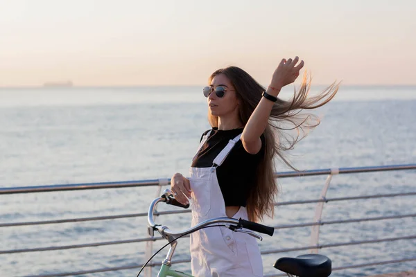 Hermosa Mujer Joven Pelo Largo Con Una Bicicleta Que Divierte —  Fotos de Stock