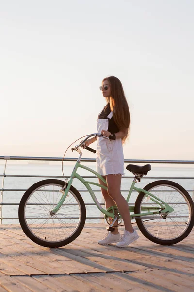 Belle Jeune Femme Aux Cheveux Longs Avec Vélo Amusant Faisant — Photo