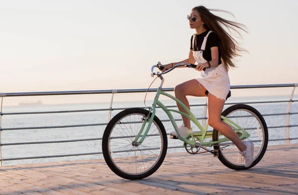 Belle Jeune Femme Aux Cheveux Longs Avec Vélo Amusant Faisant — Photo