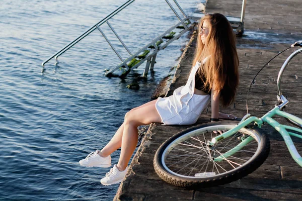 Красивая Молодая Женщина Солнечных Очках Велосипедом Отдыхает Моря Развлекается Смотрит — стоковое фото