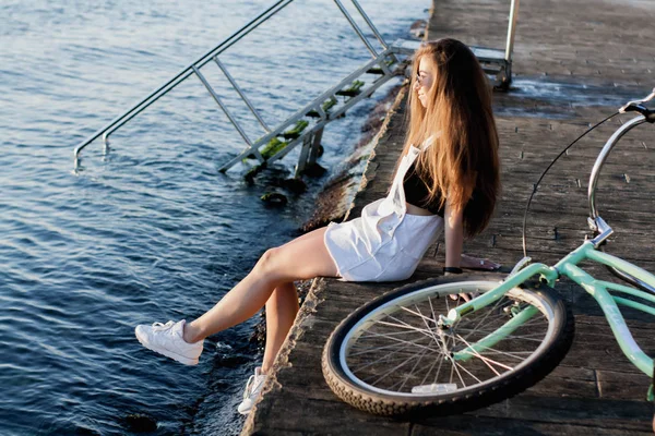 Schöne Junge Frau Mit Sonnenbrille Und Fahrrad Ruht Sich Meer — Stockfoto