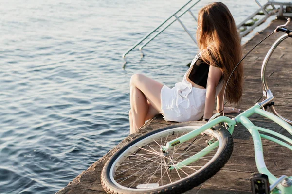 Nahaufnahme Schöne Junge Frau Mit Fahrrad Lenker Rädern Körperteil Hände — Stockfoto