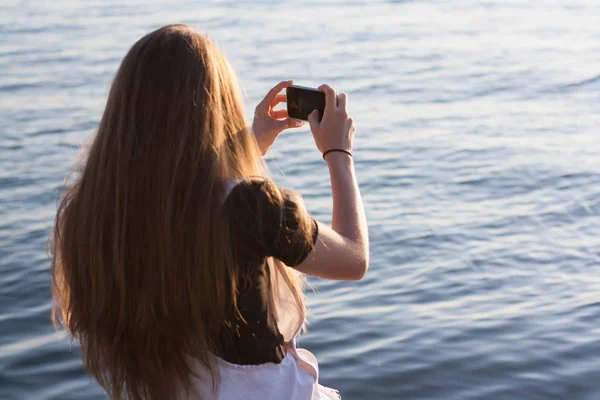 Hermosa Joven Con Pelo Largo Divierte Utiliza Teléfono Inteligente Llamadas —  Fotos de Stock