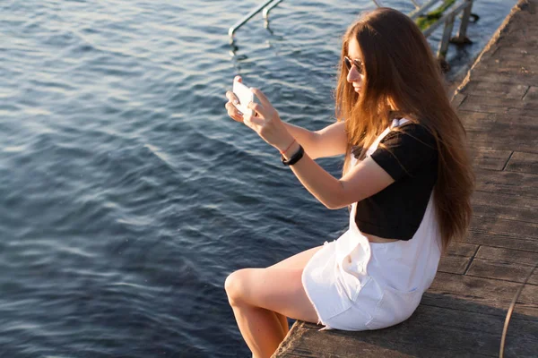 Hermosa Joven Con Pelo Largo Divierte Utiliza Teléfono Inteligente Llamadas —  Fotos de Stock