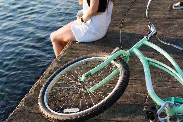 Nahaufnahme Schöne Junge Frau Mit Fahrrad Lenker Rädern Körperteil Hände — Stockfoto