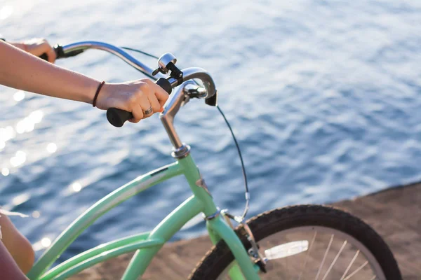 Nahaufnahme Schöne Junge Frau Mit Fahrrad Lenker Rädern Körperteil Hände — Stockfoto