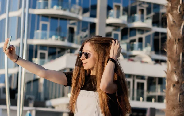 Bella Giovane Donna Con Capelli Lunghi Diverte Utilizza Uno Smartphone — Foto Stock